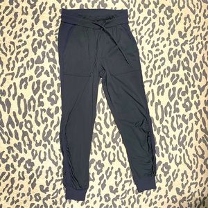 Lululemon Beyond the Studio Jogger *7/8
Length